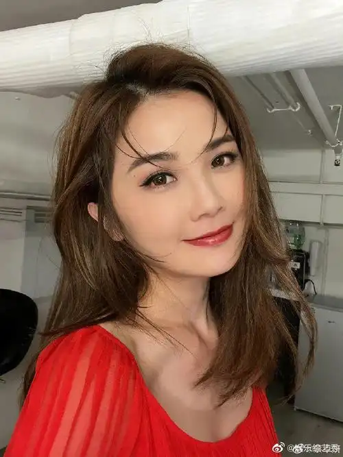 蔡卓妍分享碎片随拍~素颜状态真的不错子,健身 护肤的精致小日常#娱乐