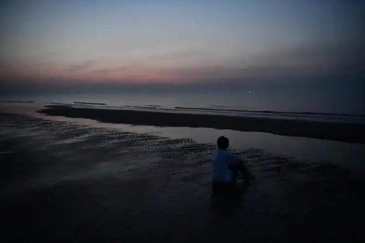 王源最新海边剪影大片曝光!亦真亦幻的画面苏炸少女心!