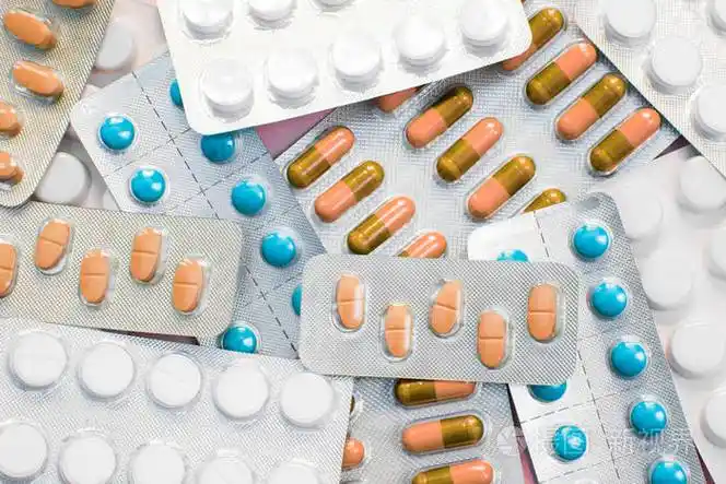 药物抗生素药丸药物. 彩色抗菌药胶囊药丸