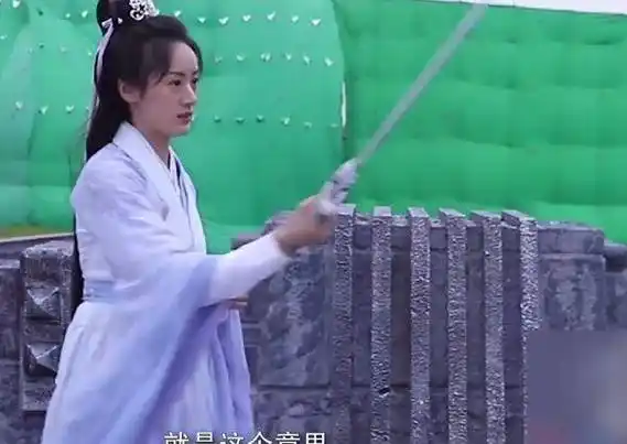 袁冰妍片场练剑,却被助理用原相机偷拍,看清长相:司凤能认出吗?