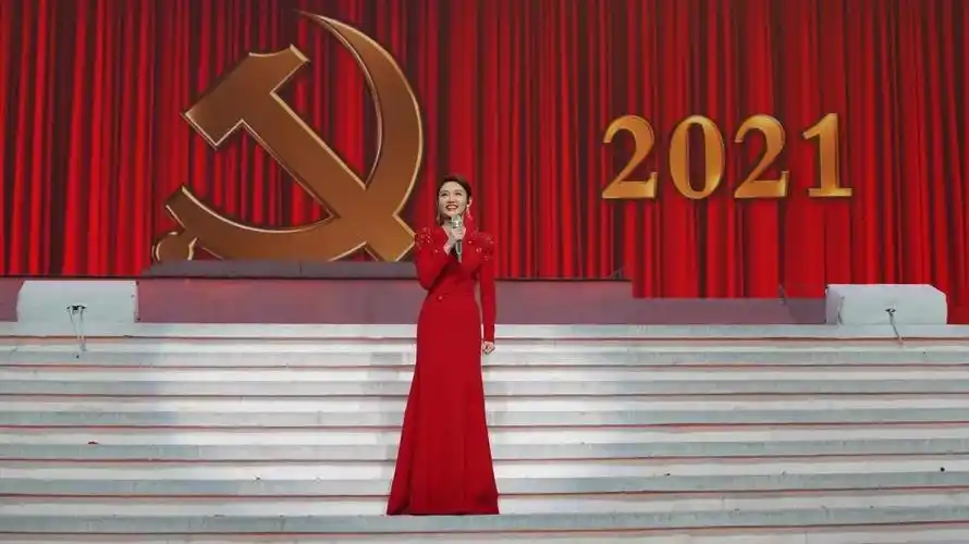 暖场演出2021年,龙洋首登央视春晚舞台,被观众誉为最年轻的春晚主持人