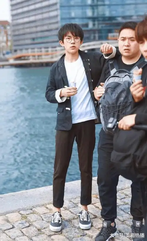 易烊千玺与助理胖虎亦父亦友日常互怼都是爱网友想魂穿虎妈