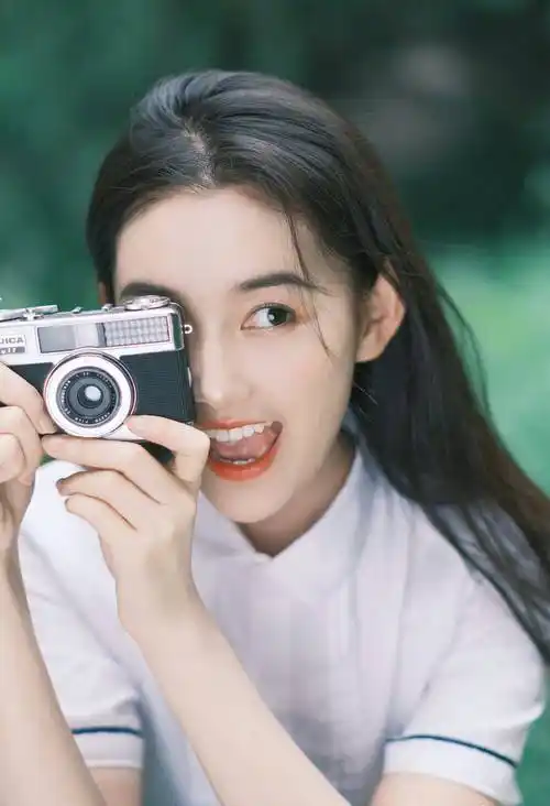 蒋依依学生装长发飘飘青春活力写真_笑容_照片_短裤