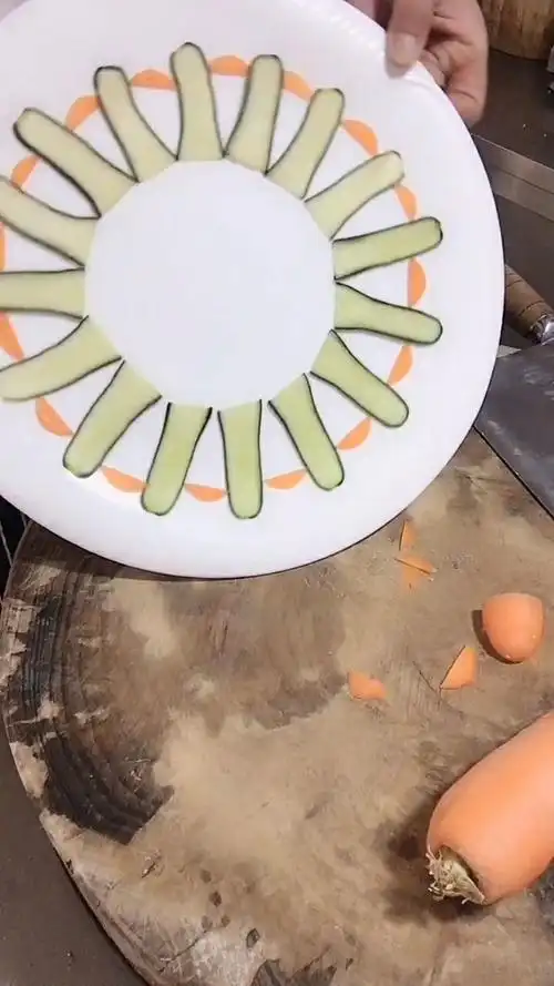 黄瓜和胡萝卜这样做摆盘真是美爆了,谁见了都喜欢