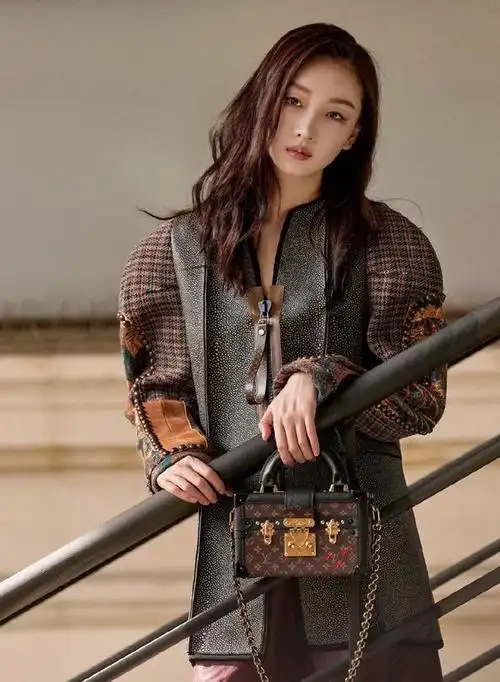 周冬雨作为一位备受瞩目的潮流达人,总是能够给我们带来惊喜.