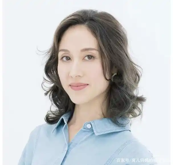 女人过了48岁,想要年轻有气质,试试这5款发型,优雅减龄很时髦