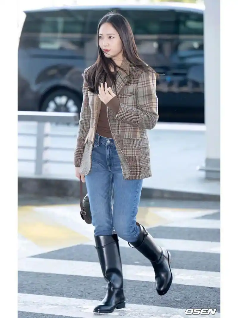 郑秀晶221011机场穿搭,格纹拼接西装搭配修身牛仔裤与骑士靴,依然是
