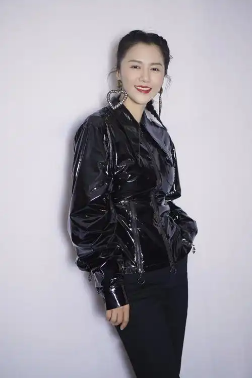 谭维维越来越有魅力了!一身银色亮片连衣裙优雅有气质,不像37岁