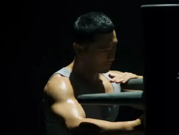 黄晓明去油后练了一身腱子肉!超有男人味,网友:胸比我的还大