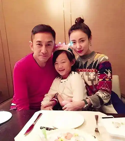 石洋子:22岁嫁43岁吴启华,离婚后依旧被他当成女儿宠着