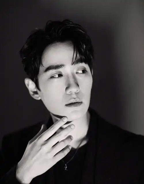 俊朗帅气朱一龙个性西装写真