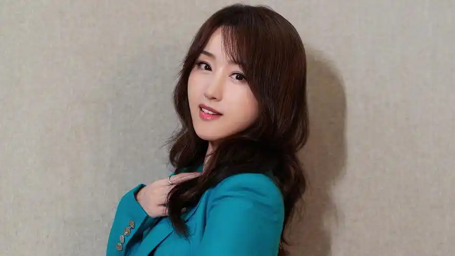 杨钰莹晒新美照将再次现身恋梦空间孔雀蓝西装御姐范十足