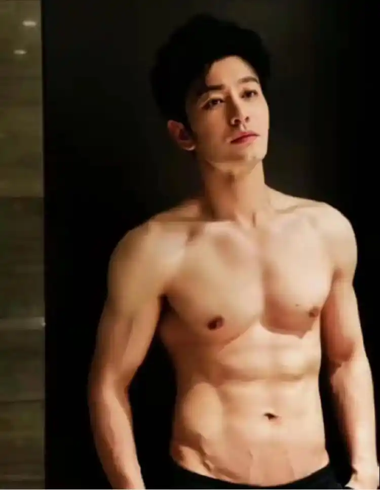黄晓明晒最新健身肌肉照,腹肌凸起身材爆好魅力足