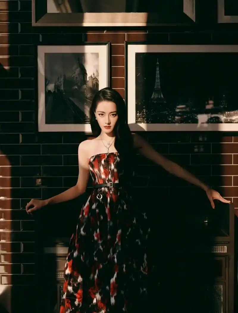 穿染拼色高定礼服配大波浪,美得很高级  迪丽热巴作为新疆美女代表之