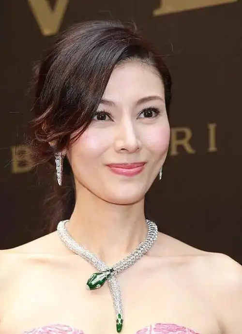 49岁李嘉欣晒素颜照,皮肤光滑细腻无皱纹,对老公昵称却亮了