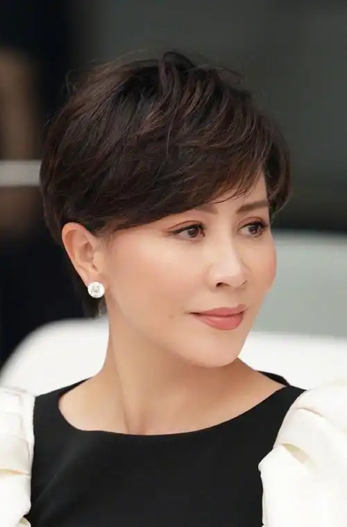 刘嘉玲亮相圣罗兰时尚展气质独特颜值爆表组图