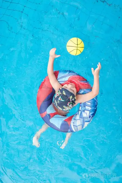 小男孩游泳, 欢快的孩子跳在池塘里的圆形, 露天游泳池照片-正版商用