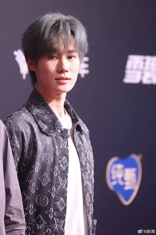 #张真源微博音乐盛典生图##张真源绿发造型#