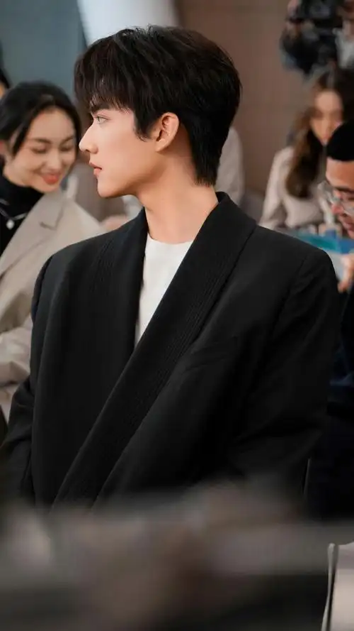 周柯宇00后清奇霸总##周柯宇抬眸杀