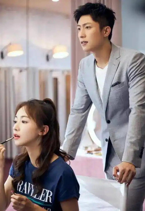 黄景瑜片场对吴谨言捏肩摸脸,女方表情不适,网友怒斥动手动脚