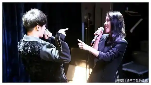 华晨宇女友瘦到病态穿吊带胸口伤痕显眼网友绝配尊重祝福