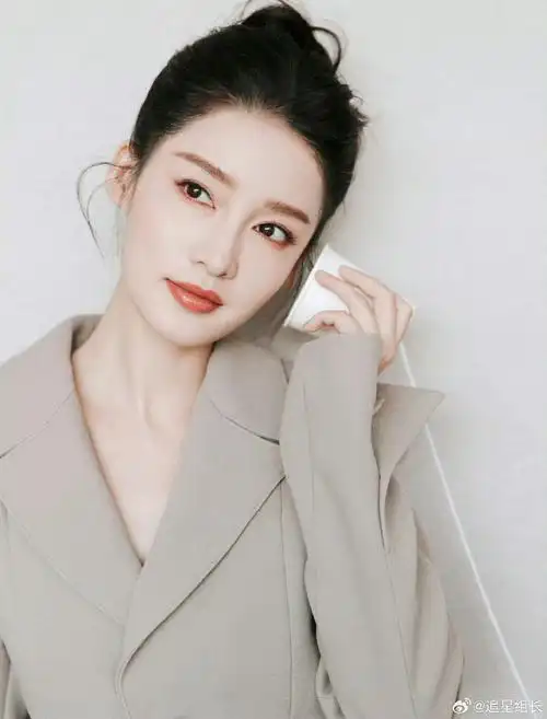 身材超好,肤白貌美,笑容还特别甜特别美,真的是不可多得的好演员@李沁