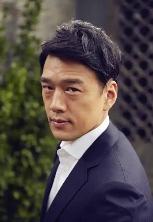 这5位男演员告诉你,眼睛小一样可以帅气逼人_气质_张译_邓伦