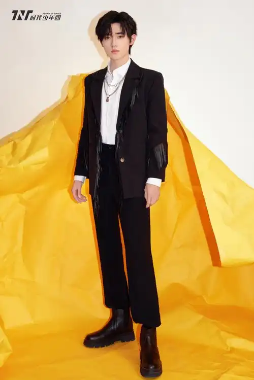 宋亚轩音乐会流苏黑西装造型