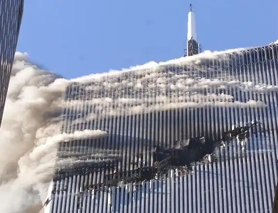 被恐怖分子劫持,并且以每小时490英里的速度,撞向了世贸中心大楼北塔