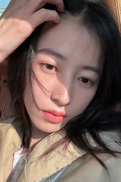 阳光下的周雨彤自拍##周雨彤比耶素颜自拍