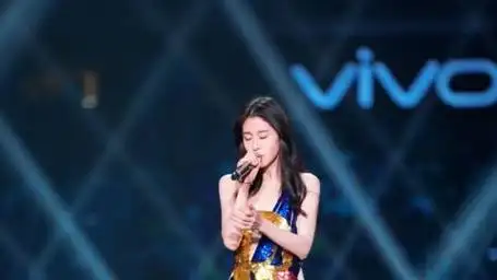 张碧晨《星空剪影》星星连在一起好像我和你拥抱的剪影!