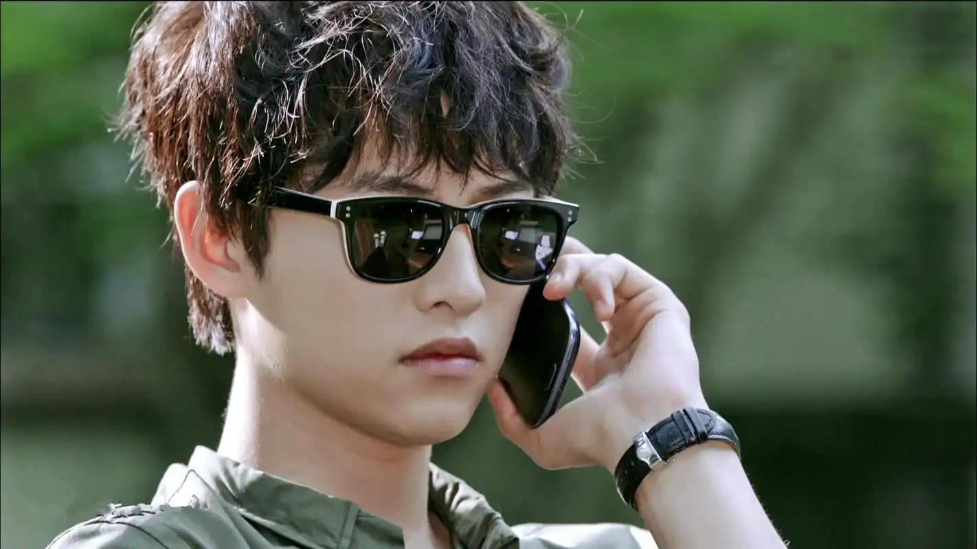 宋仲基《善良的男人》卷发墨镜帅气剧照桌面壁纸下载