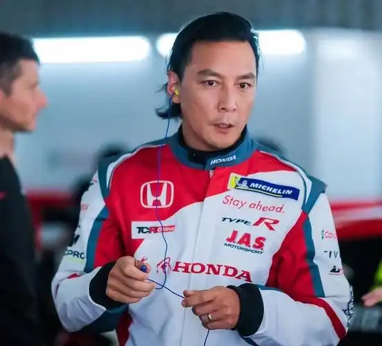 吴彦祖停工4年复出受访,自嘲是过气艺人,常被10岁女儿取笑_腾讯新闻