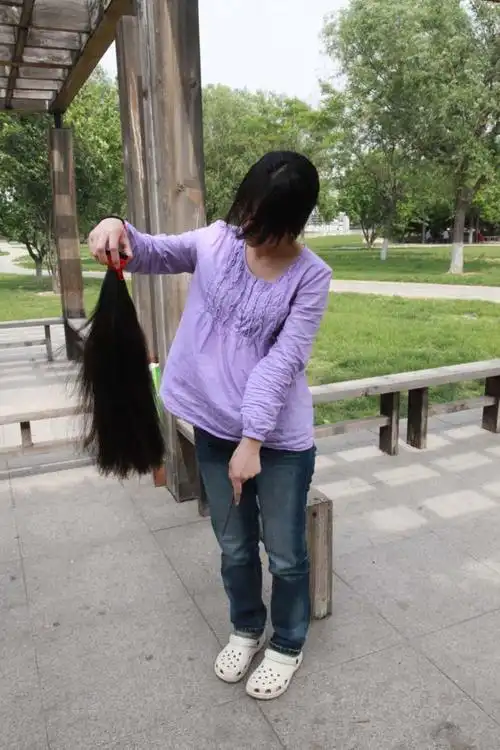 在公园剪下少妇60cm黑亮长发(11)