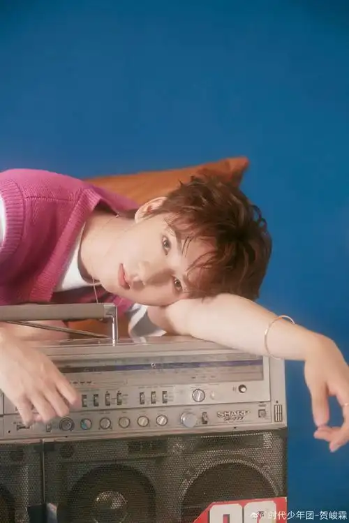 贺峻霖朦胧派写真##贺峻霖粉色马甲叠穿