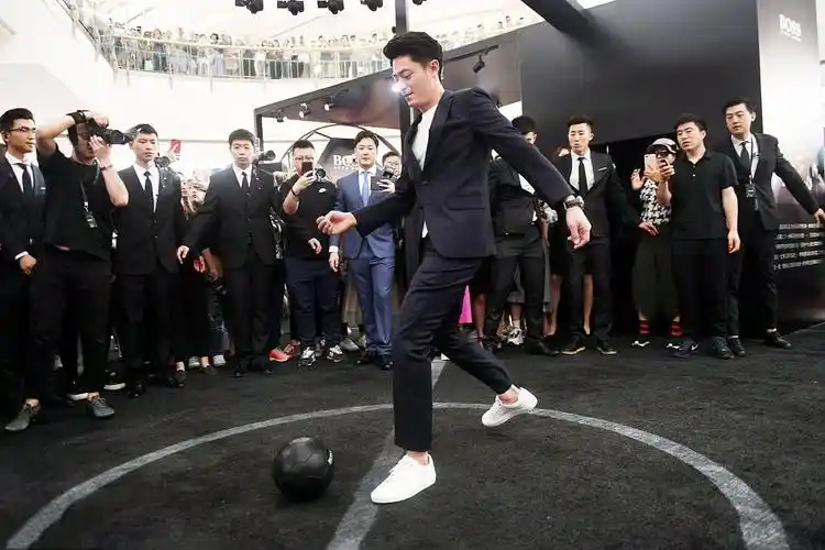 霍建华沈阳秀球技,穿西装抿嘴偷笑卖萌,真羡慕林心如