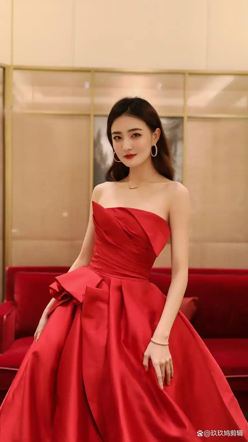 徐璐的性感写真,红色长裙太好看了吧,气质也非常出众