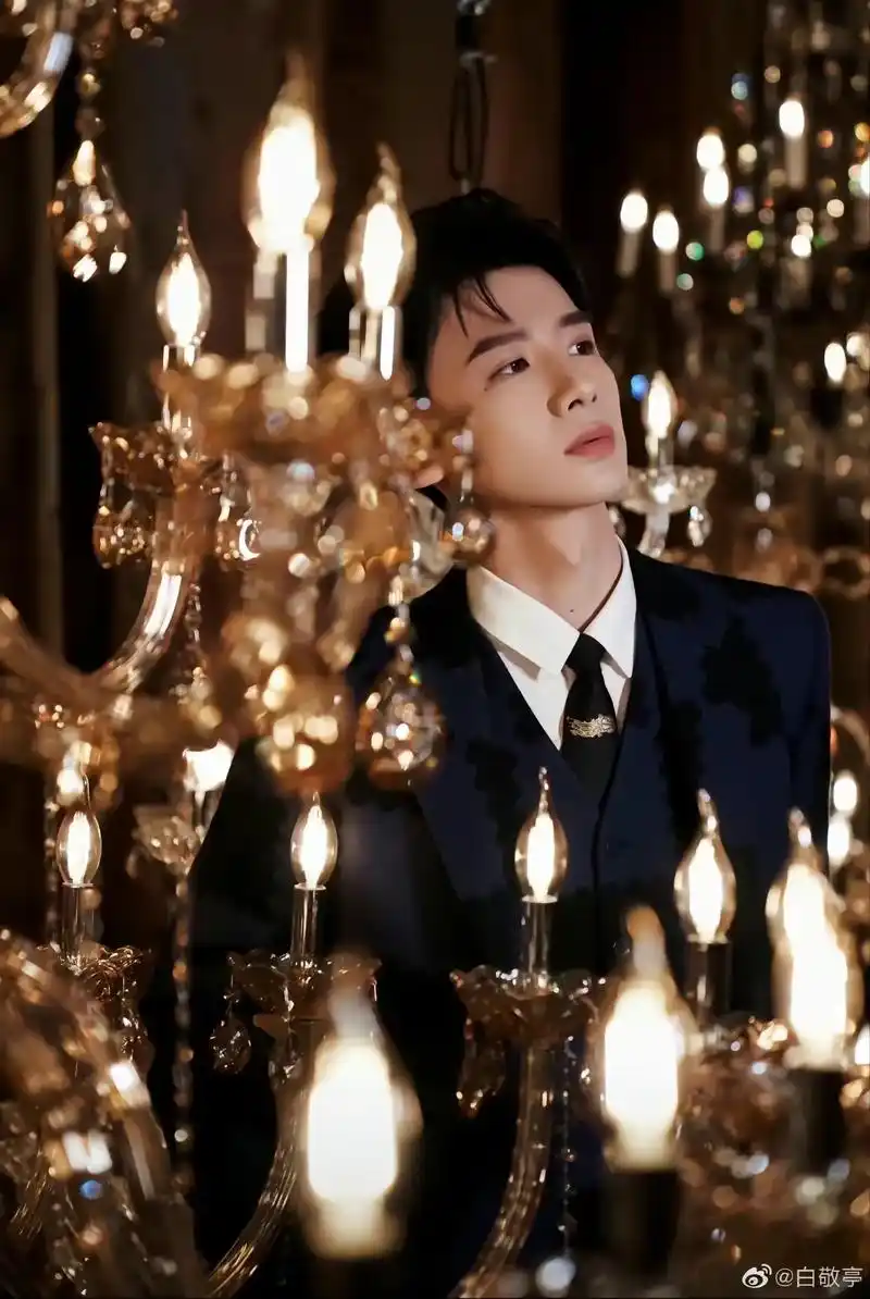 白敬亭 #热点小助手 白白精美图片收图啦,更喜欢哪一张呢? - 抖音