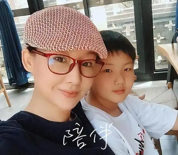 孙楠和儿子罕见合体现身15岁孙苝身高快超爸父子共用一张脸