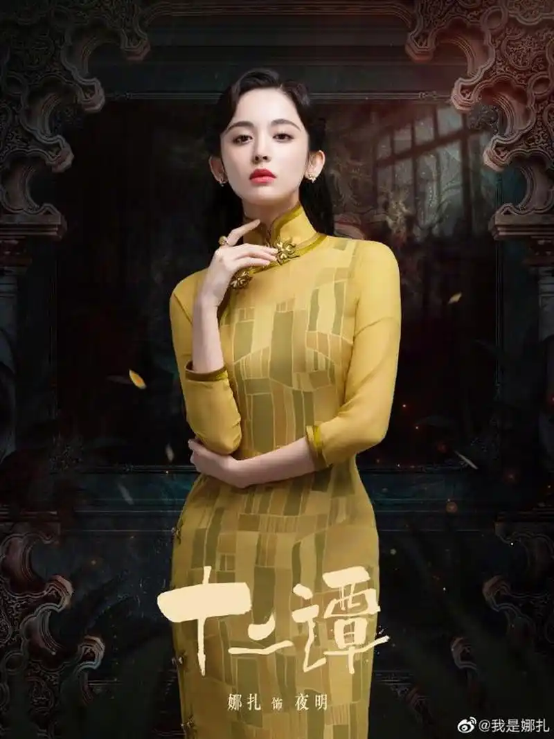 刘亦菲和古力娜扎,两位女神身高不相上下,都穿上了白色玫瑰旗袍.