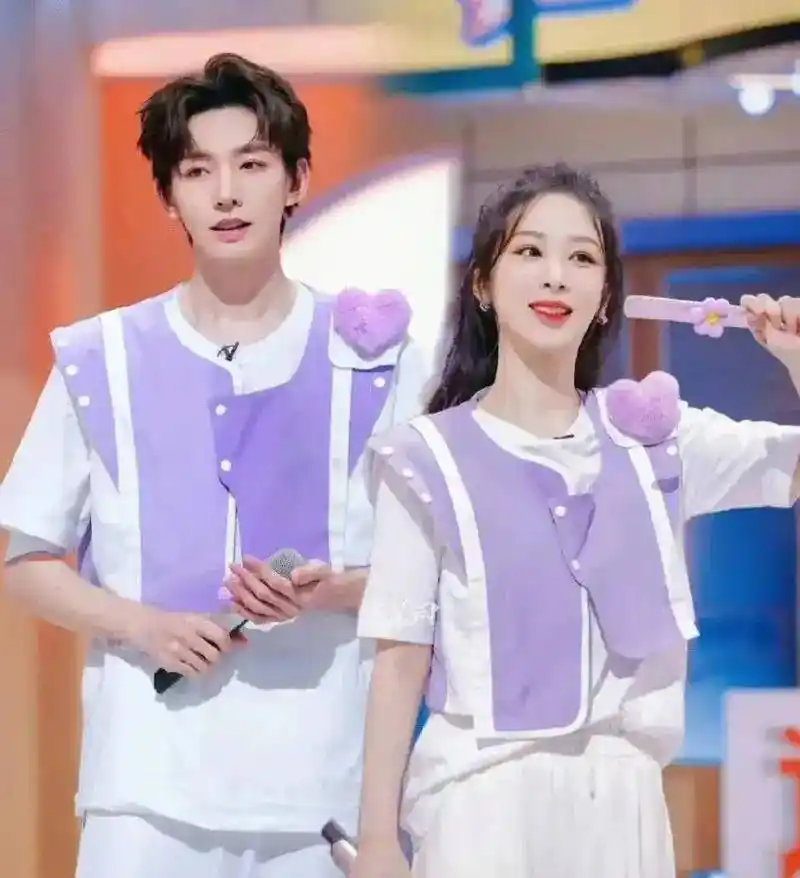 杨紫邓为玩游戏十指紧扣,两人氛围确实甜,网友问张一山怎么办.