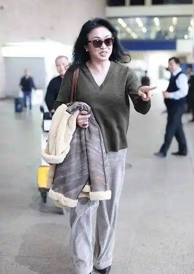 金星机场造型太霸气,穿v领针织衫配阔腿裤气场强大,却少了女人味