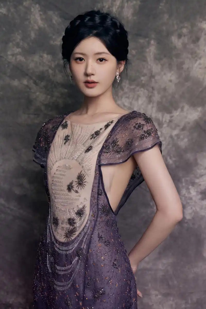 赵露思紫色薄纱长裙复古发髻透着岁月韵味干净妆容凸显优雅精致