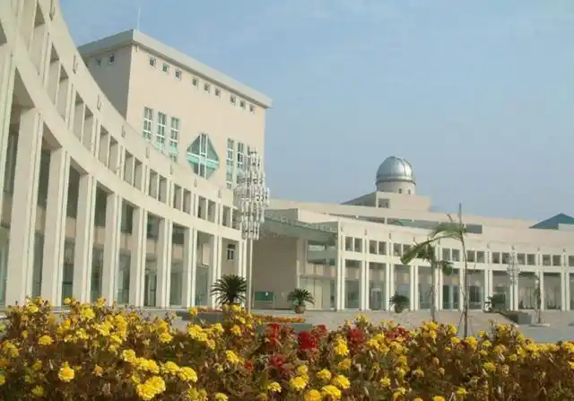 而好大学的前提之一,就是好中学,中学的成绩好,才能会好的大学奠定