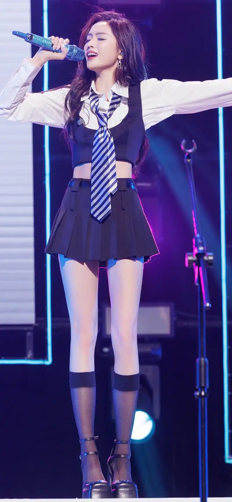 吴宣仪大长腿能歌善舞