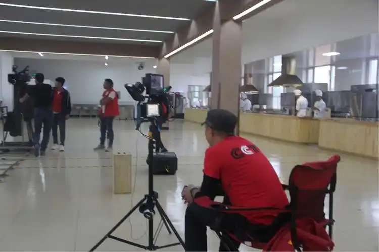 剧组在高校拍戏引发的冲突,剧组人员态度比较差