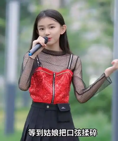 宋小睿除了是一个小童模之外还能歌善舞,在社交软件上面拥有很高的