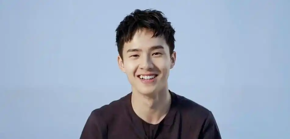 从赵薇到吴宣仪,包不住的白又亮,"烤瓷牙"成时尚新指标