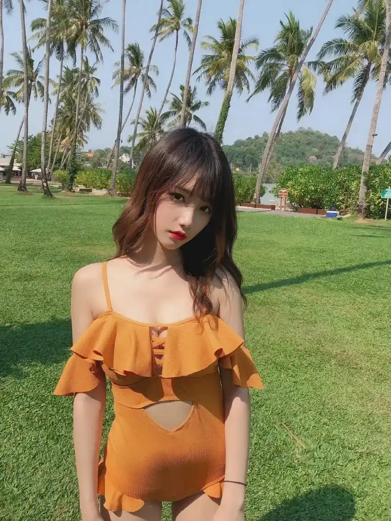 宋昕冉是一位中国内地的演员和歌手,她以其清新青春的形象和出色的