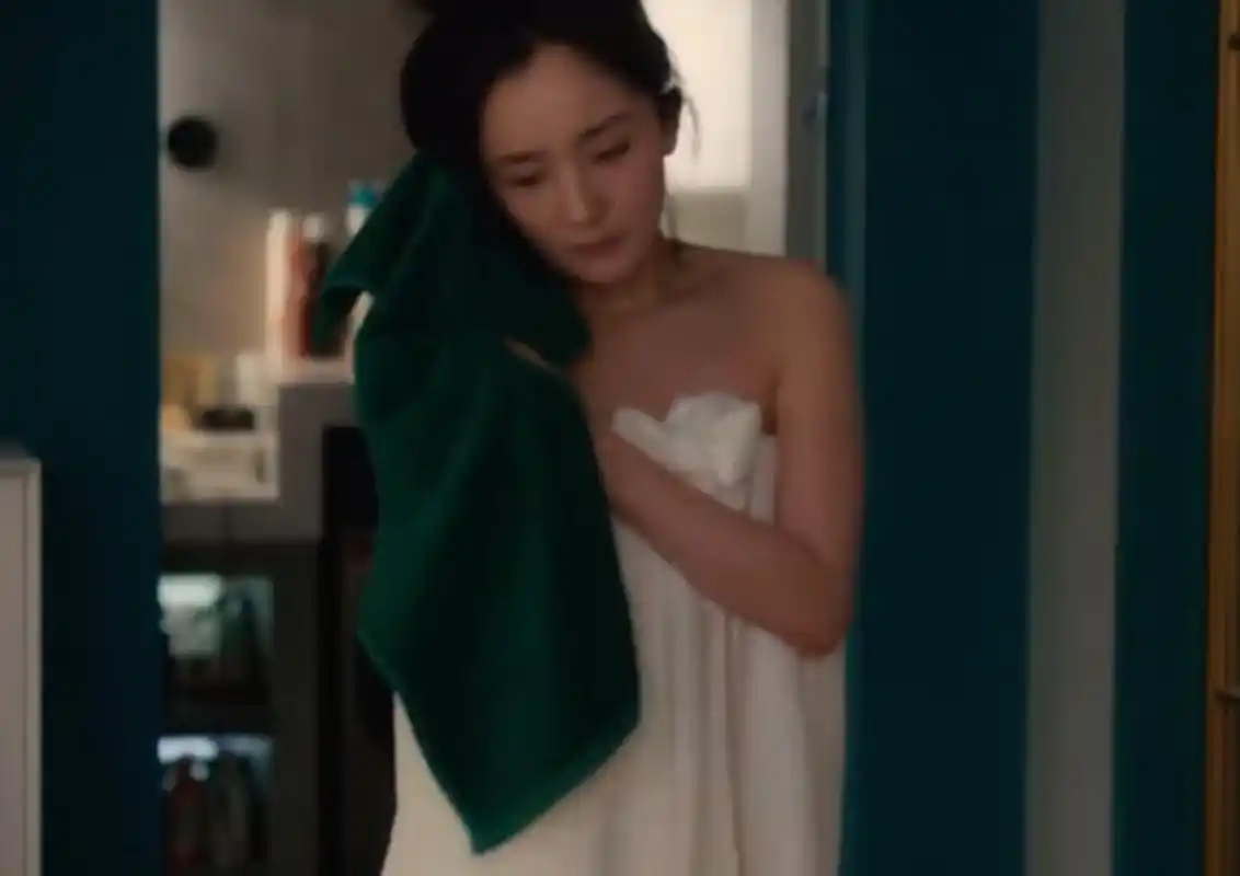 杨幂秦施醉酒行为大赏##爱的二八定律# 秦施穿个浴袍就出来了!